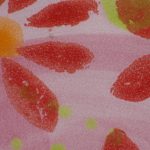 rote Margeriten auf rosa Grund