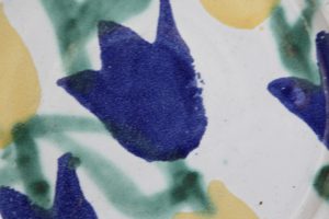 blaue und gelbe Tulpen auf weißem Grund