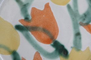 orange und gelbe Tulpen auf weißem Grund