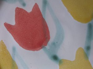 rote und gelbe Tulpen auf weißem Grund