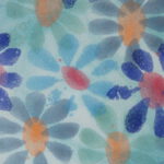 farbige Margeriten auf graublauen Grund