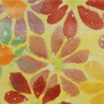 farbige Margeriten auf gelben Grund